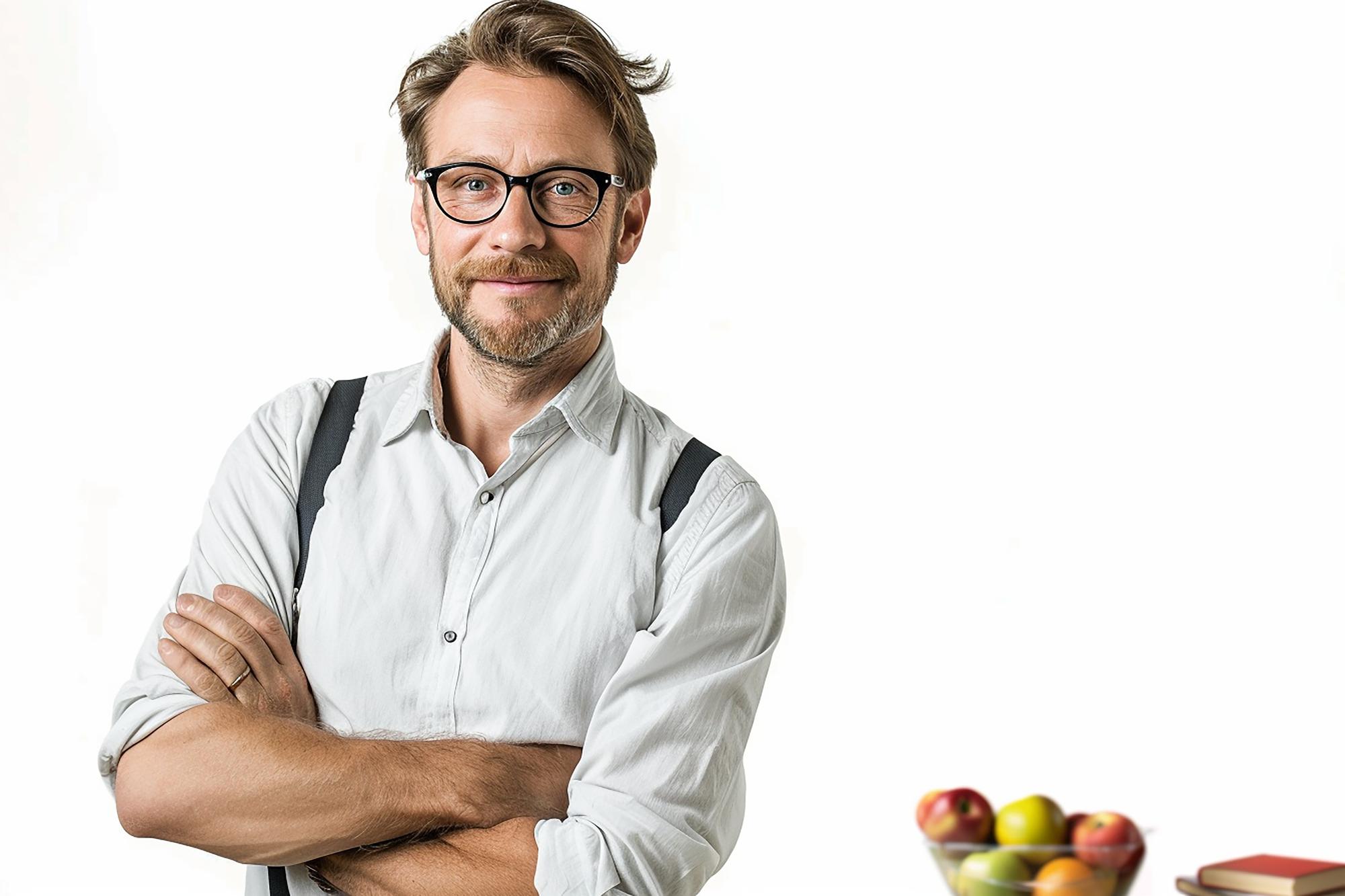 Uśmiechnięty instruktor w kuchni warsztatowej